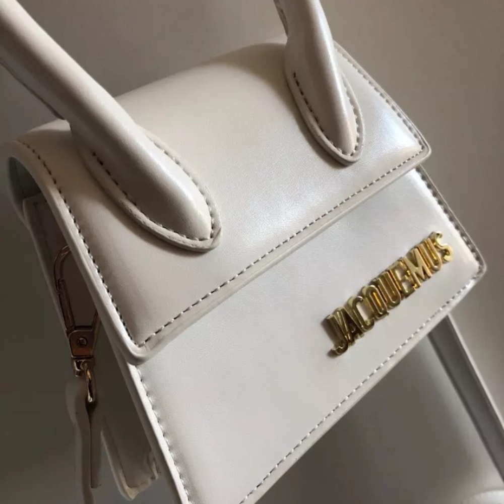 White pre-owned Jacquemus bag.